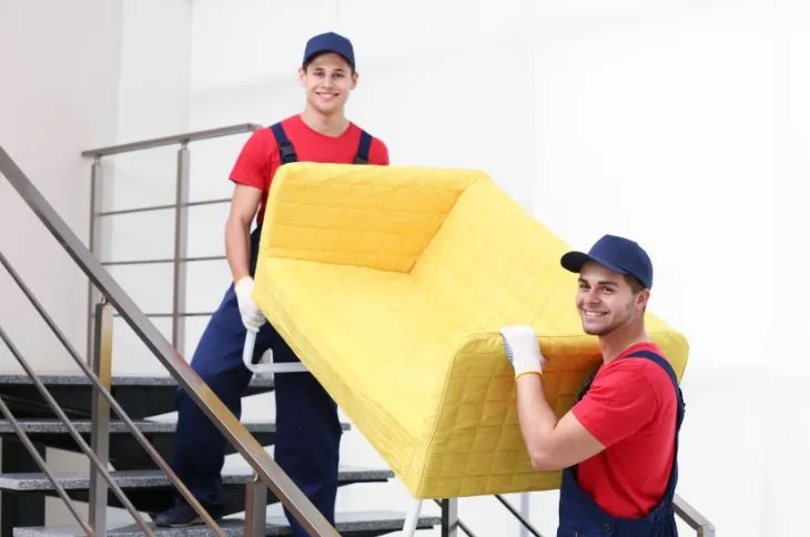 Max und Andy tragen Sofa Max und Andy tragen Sofa